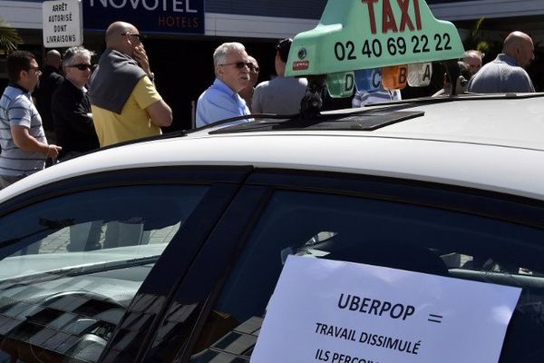 Des taxis, dont ceux de Bordeaux, ont protesté contre UberPOP à Nantes ce 9 juin 2015.