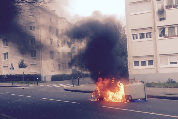 Une poubelle en feu en marge du blocage du lycée Monge La Chauvinière, le 17 mars 2016.