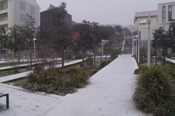 Quelques centimètres de neige ont recouvert les allées de cette résidence