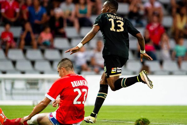 Le Nîmes Olympique est dernier du championnat de France de Ligue 2 après sa défaite 2-0 face à Lens - 15 août 2016