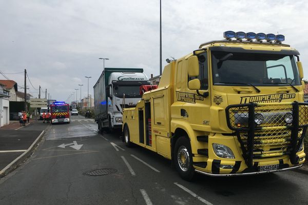 Lors des opérations de dégagement de la chaussée après l'accident.