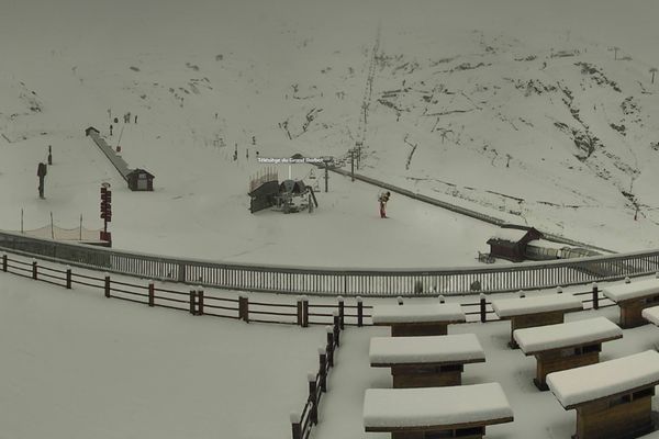 Une dizaine de centimètres de neige recouvre la terrasse de la station de Cauterets-Le Lys, ce vendredi 18 octobre 2024, dans les Pyrénées.