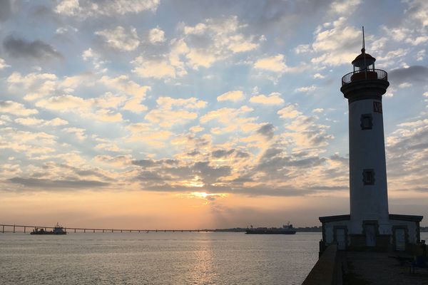 lever de soleil sur l'estuaire, bateaux se croisant