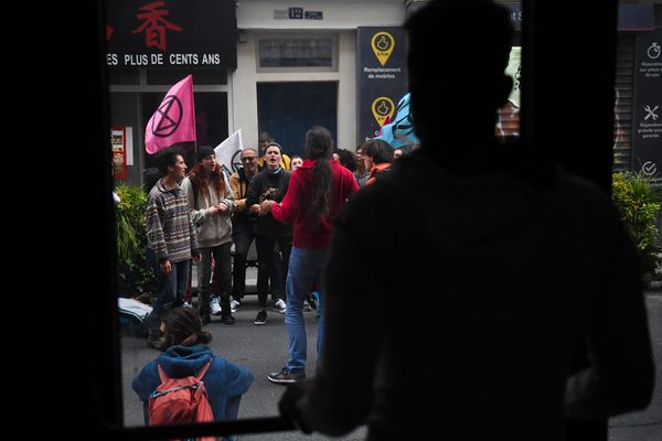 Pour défendre et réclamer leurs droits, des sans-papiers ont investi des locaux inoccupés à Paris.