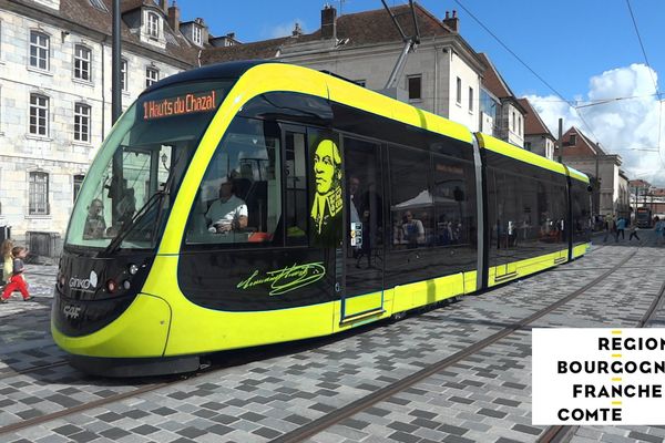 Un joli tram jaune et noir repeint grâce à la complicité de nos confrères techniciens de l'antenne de France 3 Franche-Comté...