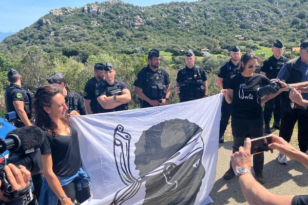 Dimanche 7 avril, le parti indépendantiste, Core in Fronte, a organisé une action devant la maison de Gabriel Attal à Coti-Chiavari.