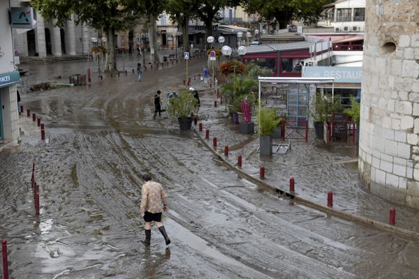 La rue principale d'Anduze après les inondations.