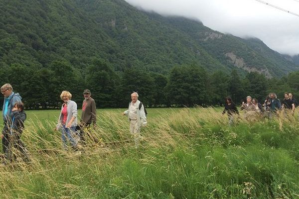 Ils marchent sur les voies pour garder la ligne...