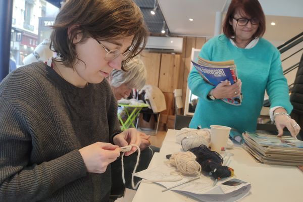 A 27 ans, Lucie sait tricoter et commence à apprendre le crochet.