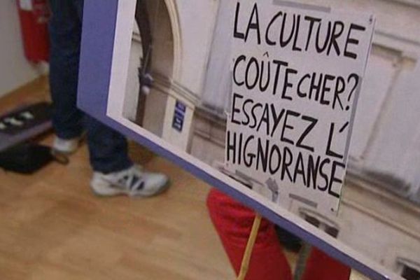 Fermer les portes des bibliothèques plus tard nécessite également des moyens humains supplémentaires