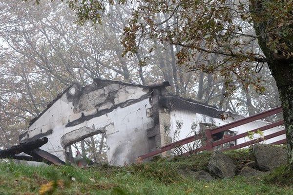 Une maison incendiée à Itxassou au Pays basque en novembre 2013. 