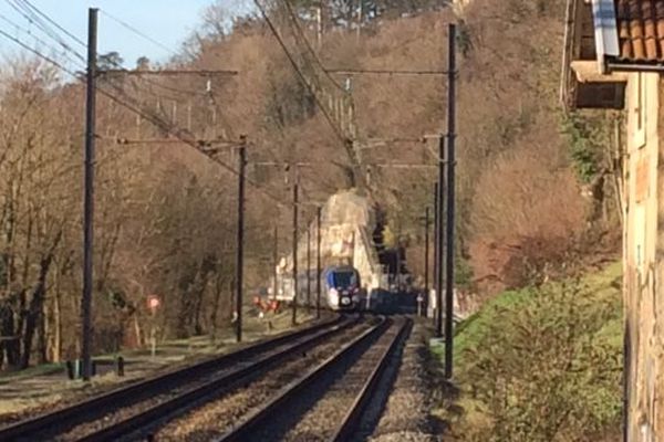 Ce TER est resté bloqué plus de 2 heures ce mercredi matin, avec 200 passagers à bord, à proximité de la gare de Crépieux-la-Pape, dans le Rhône.