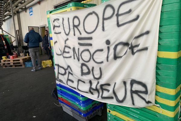 A Boulogne, les messages de protestation fleurissent sur les chalutiers, à quai depuis dimanche 26 mars