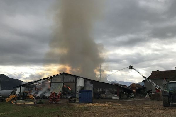 La fumée provoquée par l'incendie d'un hangar rempli de foin à Scientrier en Haute-Savoie a traversé la frontière