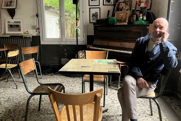 Christophe, le patron du bar de quartier rennais "Le Panama", un café dans son jus.