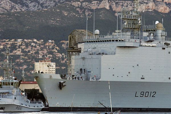 Le transport de chalands de débarquement (TCD) Siroco à Toulon, un navire à propulsion classique.