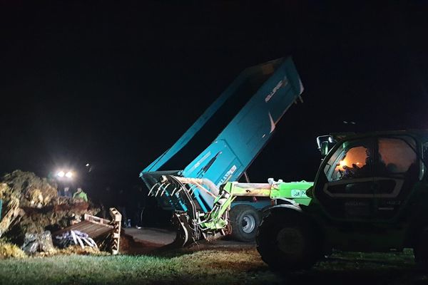 Un tracteur déverse du fumier devant le groupe Lactalis à Loulans Verchamp (Haute-Saône)