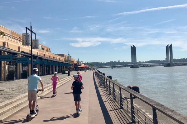 Les trottinettes électriques Lime suspendues à Bordeaux