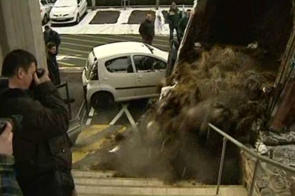 Une centaine d'agriculteurs de Haute-Loire a répandu du lisier devant le bâtiment de la direction départementale du territoire au Puy-en-Velay pour protester contre la directive européenne sur les nitrates.