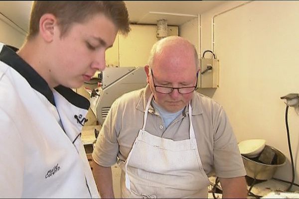 Corentin, le nouveau boulanger d'Oisseau-le-Petit, en compagnie de Michel, son prédécesseur