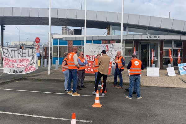 Des salariés du site Metex d'Amiens nord se sont rassemblés devant l'usine lundi 3 juin 2024 au matin, jour de l'annonce du repreneur.