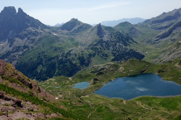 Le pic du Midi d'Ossau et les lacs d'Ayous, lieux de passages importants des randonneurs en été, sur le GR10