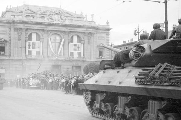 Montpellier, 31 août 1944 - Un char TD M 10 (Tank Destroyer) du 2e RD (Régiment de Dragons) passe devant l'opéra municipal de Montpellier, place de l'Oeuf, lors du défilé de la Libération.