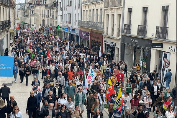Des milliers de manifestants ont défilé dans les rues de Dijon en oppostion à l'extrême droite.