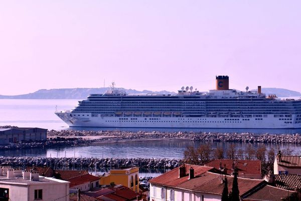 Le navire a accosté à Marseille jeudi matin avec 1.421 passagers et 850 membres d'équipage.
