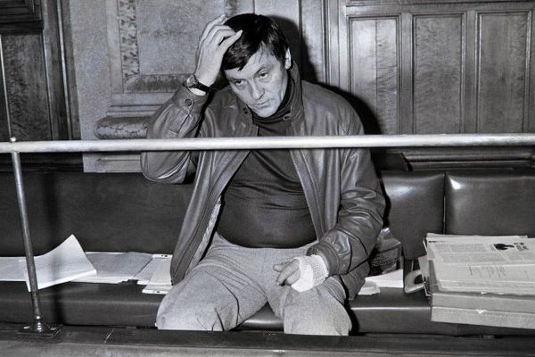 Le français Roland Agret est assis dans le box des accusés de la cour d'assises du Rhône le 22 avril 1985, tandis que s'ouvre la révision de son procès. Condamné à quinze ans de réclusion en 1970, Roland Agret a bénéficié de la grâce présidentielle en 1977 après une grève de la faim de plus d'un an, Roland Agret qui a toujours clamé son innocence s'était amputé de deux phalanges pour obtenir la révision de son procès.