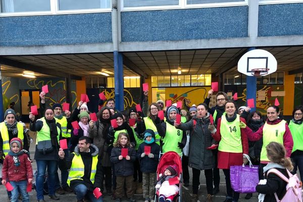 Les parents d'élèves de l'école de l'Ille à Rennes, lancent un carton rouge à l'académie.