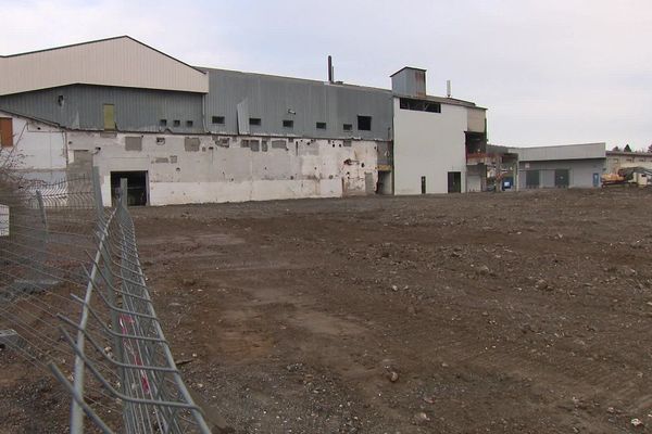 L'usine a été détruite et rasée.