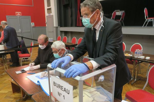 La crise sanitaire historique du coronavirus aura pesé lourd dans la balance de l'abstention aux élections municipales 2020