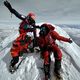 Sophie Lavaud (en haut à gauche) au sommet du Shishapangma avec les alpinistes Kristin Harila et Viridiana Alvarez, en avril 2023.