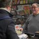 Rolland, passionné de musique et de bandes dessinées, tient la caisse de sa librairie depuis 50 ans.