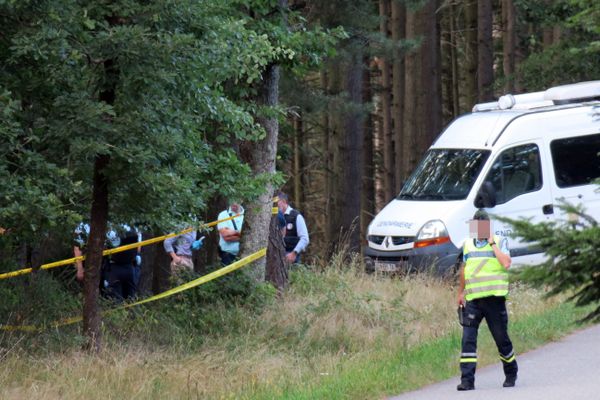 Le dispositif de gendarmerie à Kintzheim après la découverte d'un corps au bord de la RD159, le 14 septembre 2023.