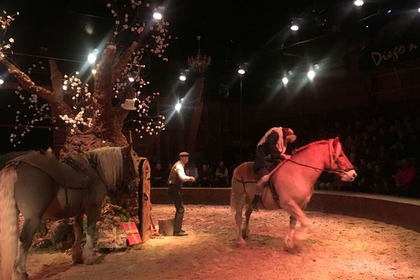 Un spectacle de théâtre équestre est présenté à Ruynes-en-Margeride, dans le Cantal. 