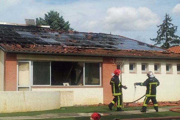 Les 150 m2 de photovoltaïque installés sur el toit de l'école ont été endommagés