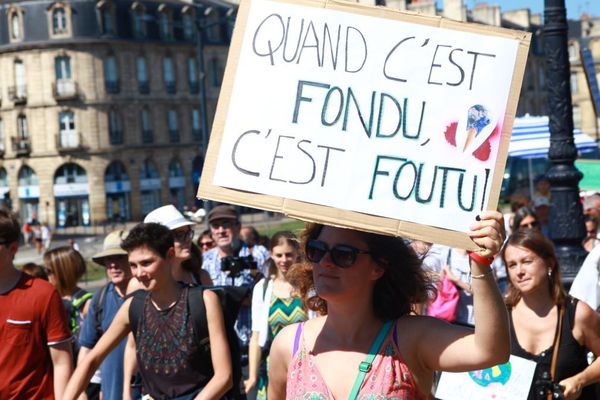 Plusieurs milliers de manifestants se sont élancés du Miroir d'eau à 13 heures pour une grande marche en faveur du climat; 