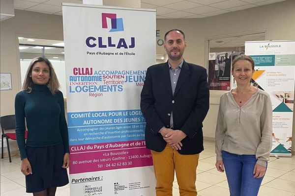 Giovanni Schipani et les deux salariées du Comité Local pour le Logement Autonome des Jeunes (CLLAJ) du Pays d'Aubagne et de l'Etoile.