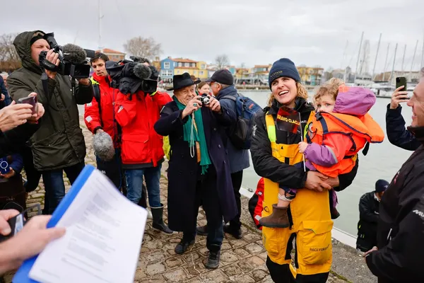 Clarisse Crémer (L'occitane de Provence) 11e du Vendée Globe 2024,avec sa fille à La Rochelle