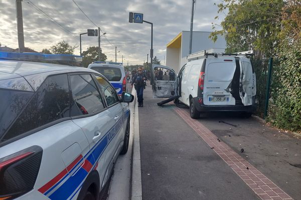 Les élèves et le personnel du collège Rosa Parks sont confinés dans leur établissement ce lundi après-midi après la découverte d'un colis suspect dans une voiture aux abords du collège.