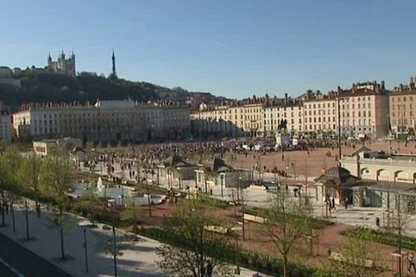 Début du rassemblement des opposants au mariage pour tous sur la place Bellecour