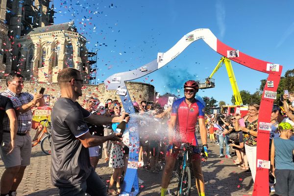 Jéremy Diguer a parcouru près de 4000 kilomètres en vélo, à travers la France. Le pompier volontaire a recueilli des fonds pour les orphelins des sapeurs-pompiers.