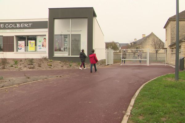 Une école avec 4 enseignants malades et rien n'a été dit aux parents, ce lundi 2 élèves sont positifs. 