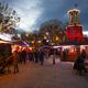 Les gens se promènent au marché de Noël de Cannes.