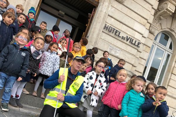 Antoine Garrigues avec les enfants des écoles maternelles de Mont-De-Marsan lors de son départ ce matin