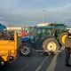 Des viticulteurs devant la centrale de distribution de Lidl à Cestas (Gironde).