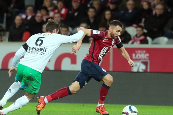 Marvin Martin, alors lillois, à la lutte avec un stéphanois lors du match de ligue 1 au stade Pierre Mauroy le 30 novembre 2015