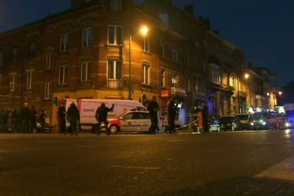 De nombreuses armes, des munitions et des explosifs ont été découverts mardi au domicile bruxellois (Anderlecht) du terroriste présumé lors d'une perquisition.
